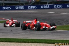 Filipe Massa en Michael Schumacher in actie.